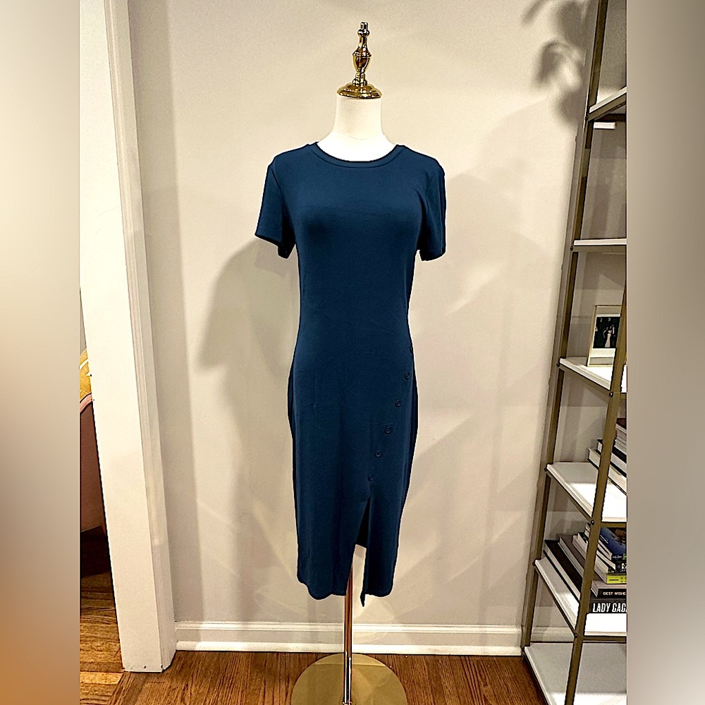 NWT (m) Anthropologie bodycon tshirt dress, blue with button detail
